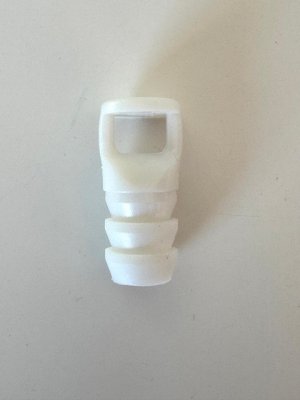 Vit plastgenomföring